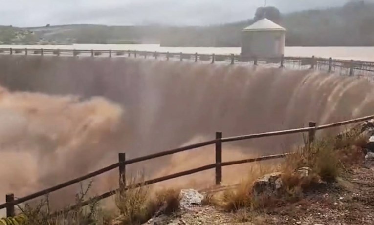 VIDEO Strašne poplave u Španjolskoj, prelijeva se brana visoka 25 metara